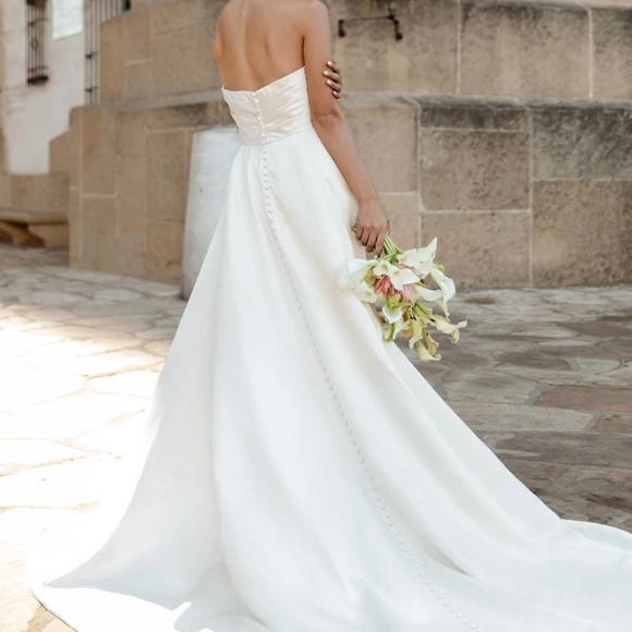 Essense of Australia Wedding Dress (D3794) in light ivory. Size 12. - Picture 4 of 9